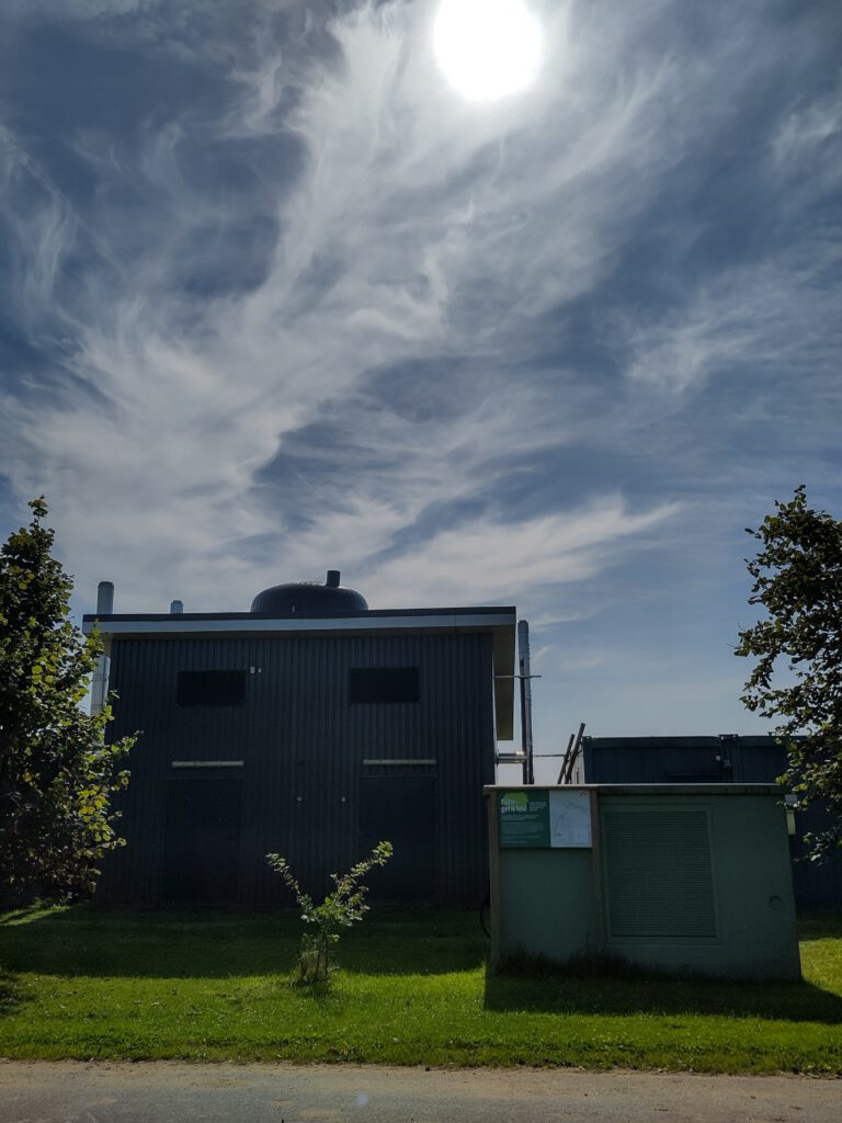 Die Sonne scheint über der Heizzentrale in Oldsum