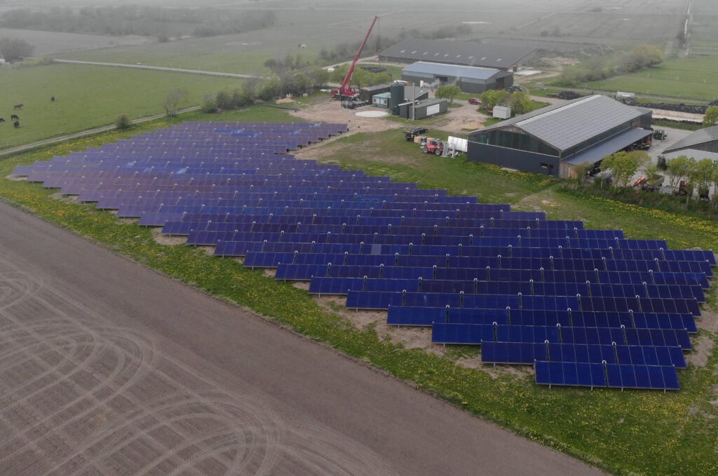 Das Luftbild zeigt die Solarthermieanlage kurz nach der Fertigstellung von oben.